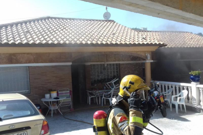 Un bombero en la casa donde se han encontrado las plantas de marihuana.