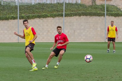 Raphael Guzzo, a la dreta, amb Álex Albístegui, en una de les sessions a les instal·lacions de Salou.