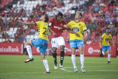 Ike Uche lucha una pelota durante el Nàstic-Lugo de la primera vuelta.