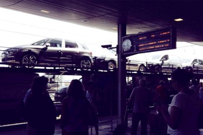 Trenes de mercancías circulan por la vía 1 a la estación de Tarragona.