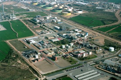 Imatge aèria de la fàbrica de Bayer a Tarragona.