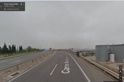 Alumnes, mentre caminen per la carretera.