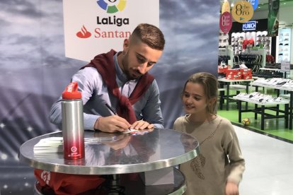 Omar, firmando un autógrafo.