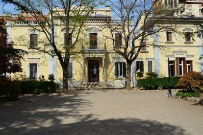 Façana de l'Escola de Música Robert Gerhard