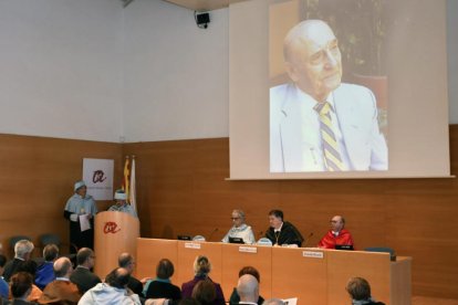 Momento en que los padrinos presentan a Claudi Esteva.