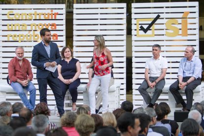 Toni Comín y la concejala de Salut de l'Ajuntament, Noemí Llauradó.