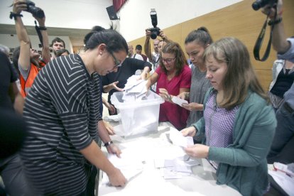 Recompte de vots a l'institut Martí i Franquès de Tarragona l'1-O.