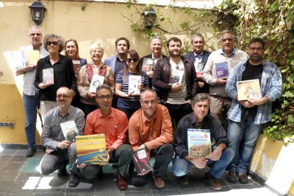 Fotografía de familia de los autores tarraconenses y ebrenses que presentan novedades para|por Sant Jordi con el grupo de Cossetània Ediciones.