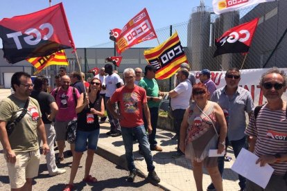 Algunos de los manifestantes, que también han repartido folletos informativos a los trabajadores que entraban y salían de la fábrica.