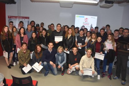 Imatge dels diferents lliuraments de diplomes als participants.