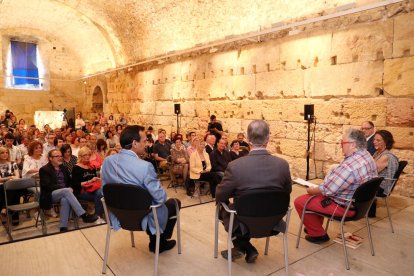 La Sala del Sarcòfag es va omplir amb motiu del debat sobre Grècia, Roma i l'emperador Adrià.