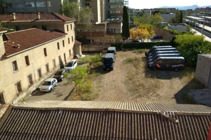 Els vehicles policials estacionats al pati de l'antiga caserna de la Guàrdia Civil.