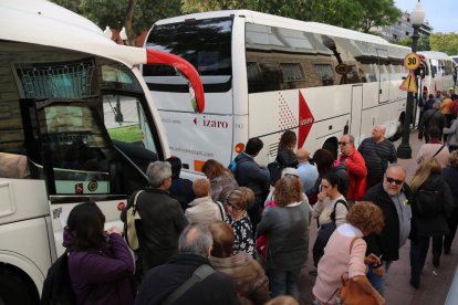 Pla obert picat de diversos passatgers esperant per pujar a l'autobús a Tarragona l'11 de novembre de 2017