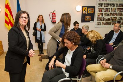 Camí Mendoza durante la conferencia en el salón de actos del Centre Cultural de Cambrils.