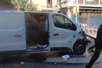 L'autor de l'atropellament ha abandonat la furgoneta a l'alçada del Liceu.