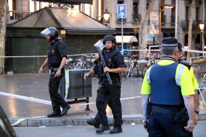 Agentes armados en la parte superior de las Ramblas de Barcelona.