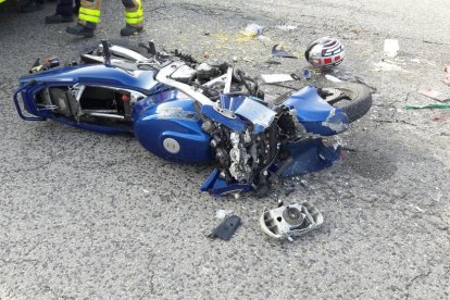 Imagen de la moto accidentada en el cruce|encrucijada con la carretera de Ferran.