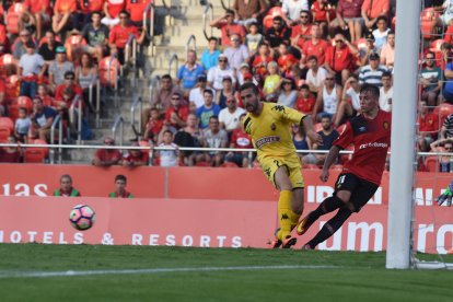 El altafullense Benito, a la izquierda, en una acción durante el enfrentamiento con la Mallorca.