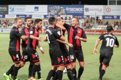 Imagen de los jugadores del Reus Deportiu celebrando la victoria contra el