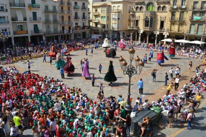 Imagen del baile de los Gigantes y la Mulassa en el Mercado.