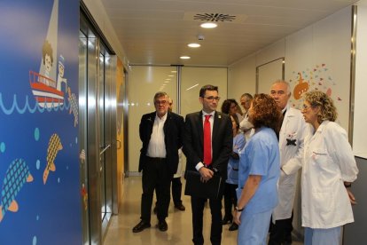 El director del Servei Català de la Salut, David Elvira, visitant les instal·lacions de la nova UCI pediàtrica.