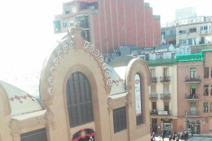 Centenares de personas hacen cola para entrar en el Mercat Central.