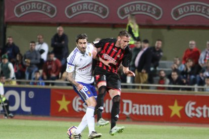 El delantero rojinegro David Querol, contra la Zaragoza.