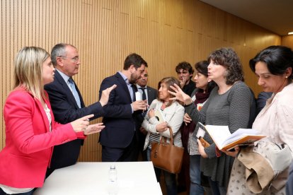 Profesionales del centro, a la derecha, plantearon al conseller de Salud el miedo a más recortes.