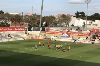 Els jugadors el CF Reus, durant l'escalfament.