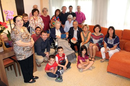 Familiares y autoridades de la Aldea y del Consell Comarcald del Baix Ebre han estado presentes en el homenaje a Cina Melich Fabra por sus 100 años.