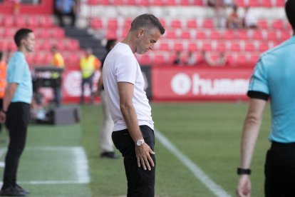 Lluís Carreras, durant un dels partits que va ocupar la banqueta del Nou Estadi. L'estada del tècnic català ha estat fugaç i ara Rodri s'ha fet càrrec de la plantilla.