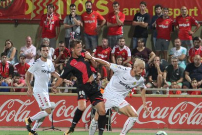 Suzuki, a la dreta de la imatge, durant una jugada del Reus-Nàstic d'aquesta temporada a l'Estadi Municipal.