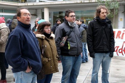 Los cuatro investigados por daños y perjuicios durante la fundación de Respeto, en las puertas de los juzgados del Vendrell.