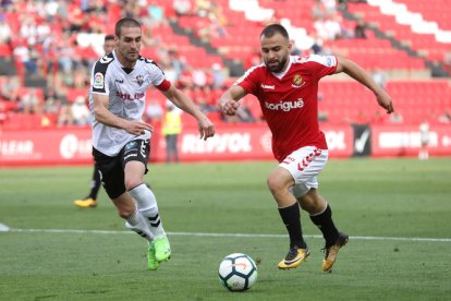 Javi Jiménez en una jugada durant el partit al Nou Estadi contra l'Albacete.