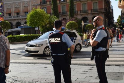 Dos agents armats a la plaça Prim la tarda d'aquest dijous.