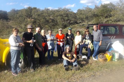 La jornada empezó con la recogida de tomillo en el bosque.