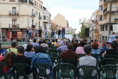 Pla obert de l'acte 'Versos contra la violència' a Sant Carles de la Ràpita. Imatge del 7 d'octubre de 2017