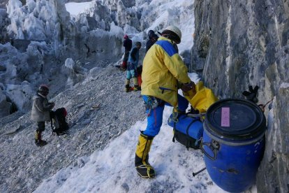 Imatge de l'equip arribant al camp Base després del nou intent.