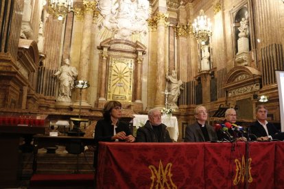 Roda de premsa a l'altar de la Cinta de la catedral de Tortosa amb Mònica Ripoll, Mossèn Josep Maria Membrado, Mossèn Josep Lluís Arín, Mossèn Josep Alanyà, i Francesc Viñes.