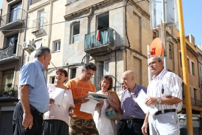 Presidents de diferents associacions i la Coordinadora, davant l'immoble afectat.