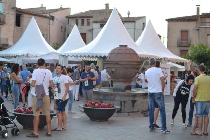 La fira ocupa la plaça Major de la vila.