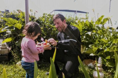 El deportista entregó la mona a su hijuela en el país vasco.