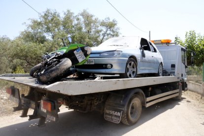 El vehicle i la motocicleta suposadament utilitzades pels terroristes i que es trobaven a la casa d'Alcanar.