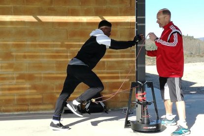 Kalu, entrenando con el CF Reddis.