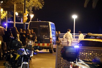 El despliegue policial en Cambrils la pasada madrugada.