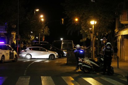 Pla general del desplegament policial a l'encreuament de la Rambla Jaume I de Cambrils i el passeig marítim, el 18 d'agost del 2017