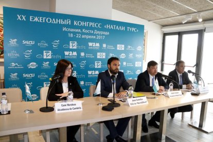 El presidente de Natalie Tours, Vladimir Vorobiev (segundo por la derecha), interviniendo en rueda de prensa al lado de los responsables de empresas receptoras y de la alcaldesa de Cambrils