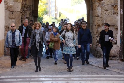 En primer terme, Marta Serrano i Esther Lozano, dirigint el grup que s'incorpora a la plaça del Pallol des del Portal del Roser.