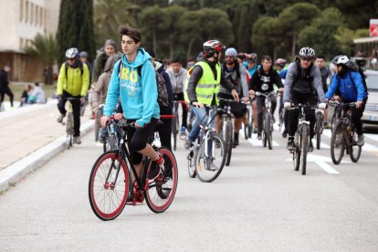 Alumnes dels instituts van participar a la pedalada.