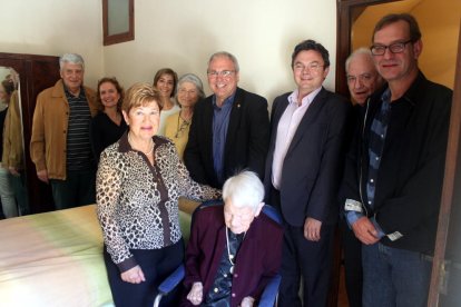 Carme Pons con sus familiares y los representantes municipales.